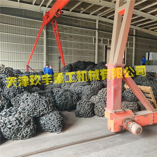 天津玖丰重工机械有限公司车间轮胎?；ち纯獯? title=